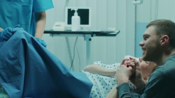 Hôpital Femme Travail Pousse Donne Naissance Bébé Sort Les Obstétriciens — Video