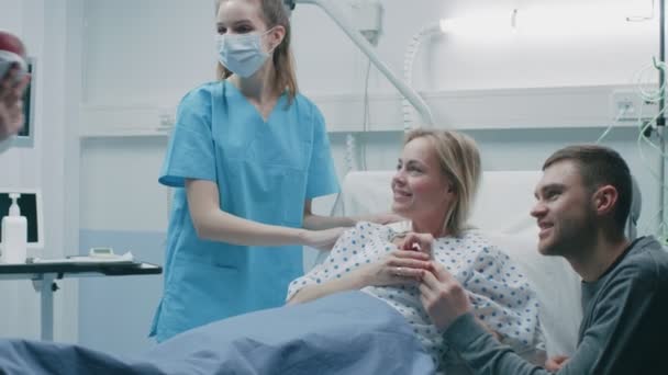 Krankenhaus Gibt Die Hebamme Das Neugeborene Eine Mutter Die Den — Stockvideo