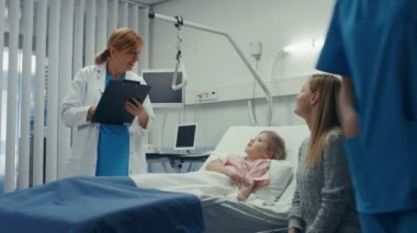 Bir yatak içinde hastane, dost doktor ile pano sorar acıyor, nerede anne oturur yanında yatak üzerinde küçük kız yalan hasta. Şirin çocuk olduğunu alınan bakım of Modern çocuk içinde / çocuk Ward.
