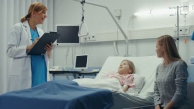 Bir yatak içinde hastane, dost doktor ile pano sorar acıyor, nerede anne oturur yanında yatak üzerinde küçük kız yalan hasta. Şirin çocuk olduğunu alınan bakım of Modern çocuk içinde / çocuk Ward.