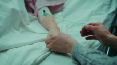 Alır ve tutar el, Her hasta hastane yatağında uyuyan kız anne. Pediatri üzgün ve umutlu duygusal an.