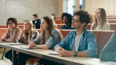 Grup çok etnik öğrenci ders ve Not almak için dinleme. Üniversitesi'nde çalışma parlak gençler.