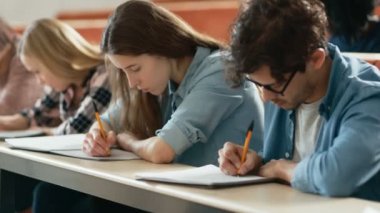 Satır çok etnik öğrencilerin sınava sınıf / Test / not defterlerinde yazılı. Üniversitesi'nde çalışma parlak gençler.