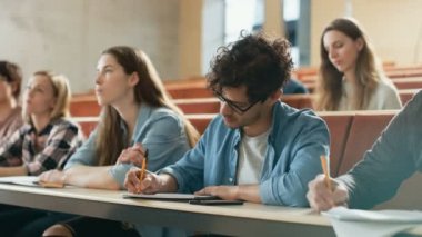 Onun sevgili öğrenciler sınıfta arasında İspanyol Genç adam. Genç parlak insanlar dinliyor bir ders ve Üniversitesi'nde öğrenim sırasında notlar almak için.