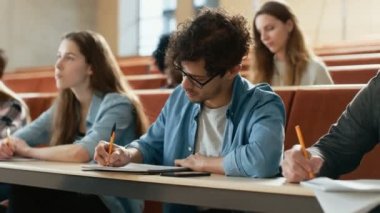 Onun sevgili öğrenciler sınıfta arasında İspanyol Genç adam. Genç parlak insanlar dinliyor bir ders ve Üniversitesi'nde öğrenim sırasında notlar almak için.