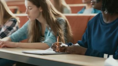 A satır çok etnik öğrencilerin sınava sınıf / Test / not defterlerinde yazılı. Üniversitesi'nde çalışma parlak gençler.