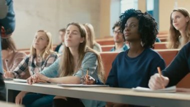 Profesör, bir çok etnik grup için öğrenci için ders okur. Üniversitede okuyan zeki gençler.