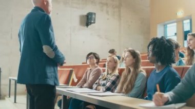 Profesör Holding konferans bir çok etnik grup öğrenci için. Üniversitede okuyan zeki gençler.