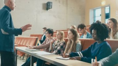 Üniversitesi Profesör tutar ders için bir sınıf çok etnik öğrenciler dolu. Parlak genç insanların eğitim tanınmış öğretim görevlisi.