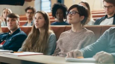 Profesör okuma ders öğrenciler, parlak Güney Asya öğrenciler bir çok etnik grup için soru sormak için el yükseltir. Akıllı genç gelecek nesil.