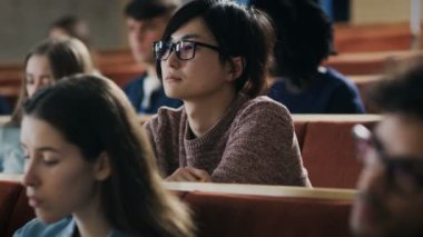 Büyük grup çok etnik öğrenci sınıfta bir ders dinleme. Üniversitesi'nde çalışma parlak gençler.