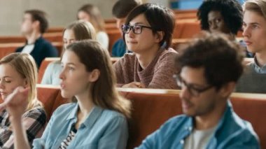Büyük grup çok etnik öğrenci sınıfta bir ders dinleme. Üniversitesi'nde çalışma parlak gençler.