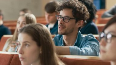 Büyük grup çok etnik öğrenci sınıfta bir ders dinleme. Üniversitesi'nde çalışma parlak gençler.