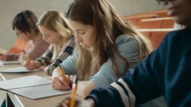 Satır çok etnik öğrencilerin sınava sınıf / Test / not defterlerinde yazılı. Üniversitesi'nde çalışma parlak gençler.