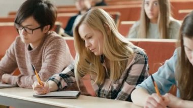 Satır çok etnik öğrencilerin sınava sınıf / Test / not defterlerinde yazılı. Üniversitesi'nde çalışma parlak gençler.