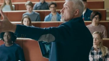 Arkadan bir sınıfa Bilgisayar Bilimi ders veren Profesör görünüşü çok etnik öğrenciler dolu. Derin öğrenme, yapay zeka Infographics üstünde belgili tanımlık perde ile öğretmen tutar dizüstü bilgisayar.