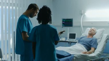 Hastanede, komuta sizde yatak, doktor ve hemşire olması tartışma uyur. İş yerinde sağlık uzmanları.