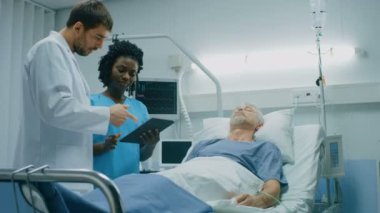 Hastanede, komuta sizde yatak, doktor ve hemşire Tablet bilgisayar kullanarak koğuşunda ayakta uyur. Teknoloji tedavi hasta, Modern hastane koğuşunda yardımcı olur..