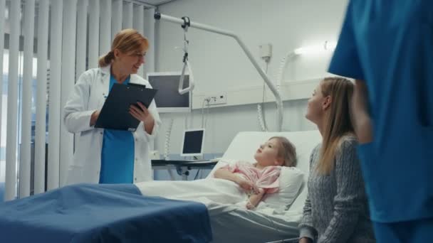 Nemocná Malá Dívka Leží Lůžko Nemocnici Přátelský Lékař Schránky Zeptá — Stock video