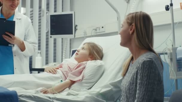 Відновлення Маленької Дівчинки Лежить Ліжку Лікарні Дружній Лікар Кишені Запитує — стокове відео