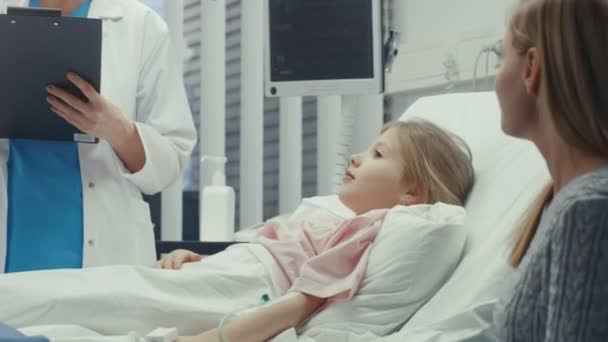 Recovering Little Girl Encontra Uma Cama Hospital Médico Amigável Com — Vídeo de Stock