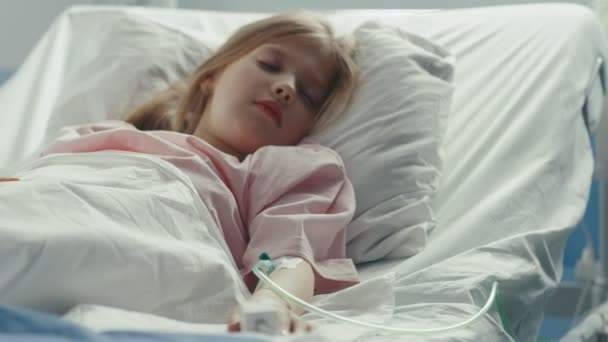 Söt Liten Sjuk Flicka Sover Säng Barnsjukhuset Moderna Pediatric Ward — Stockvideo