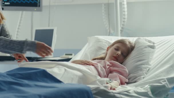 Aranyos Kislány Alszik Egy Ágyban Children Hospital Gondoskodó Anya Kiterjed — Stock videók