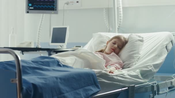 Söt Liten Sjuk Flicka Sover Säng Barnsjukhuset Moderna Pediatric Ward — Stockvideo
