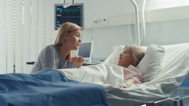 可爱的小女孩躺在儿童医院的床上 她的母亲在旁边 他们说话 现代儿科病房 — 图库视频影像