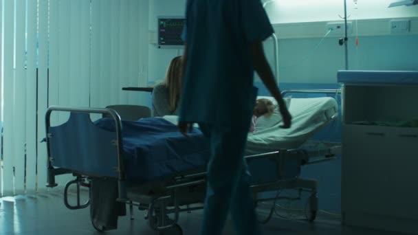 病気の少女が寝ている 彼女の母の心配の病院のベッドに横たわって 彼女のそばに祈り 感情的な精神的な瞬間希望に満ちた — ストック動画