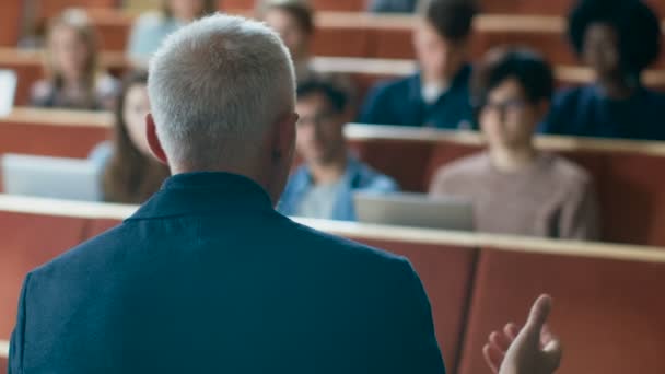 Kamera Vor Der Klasse Hochschulprofessor Hält Einen Vortrag Vor Einem — Stockvideo