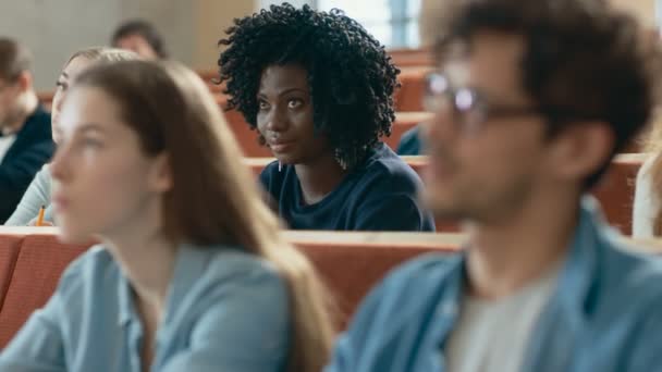 Nagy Csoportja Több Etnikai Diákok Hallgatni Egy Előadás Osztályteremben Egyetemi — Stock videók