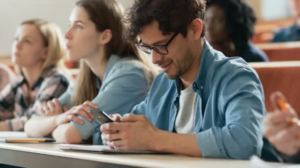 Hispano Usa Smartphone Mientras Está Una Conferencia Aula Jóvenes Estudiantes — Vídeo de stock