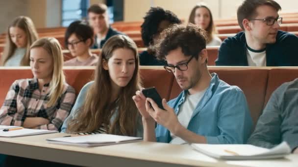 Hombre Estudiante Comparte Pantalla Teléfono Móvil Con Compañero Estudiante Durante — Vídeo de stock