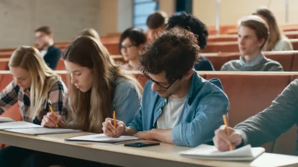 Multi Etnisch Groep Studenten Schrijven Docent Beginnen Lachen Slimme Jonge — Stockvideo