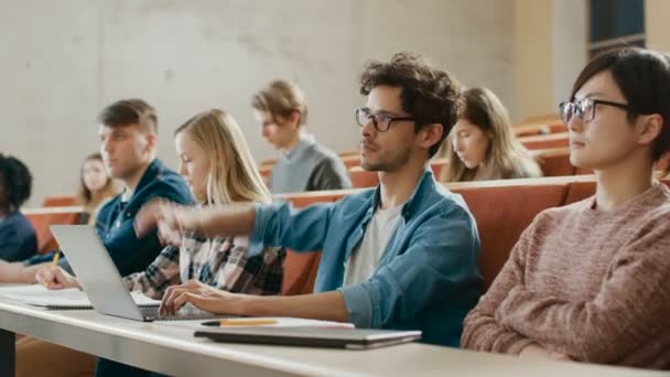 Przystojny Hiszpanie Student Korzysta Laptopa Słuchając Wykładu Uniwersytecie Podnosi Rękę — Wideo stockowe