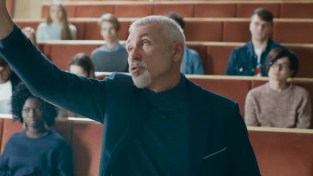 Kamera Vor Der Klasse Prominenter Professor Der Der Tafel Schreibt — Stockvideo