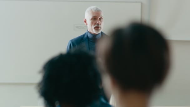 Achteraanzicht Van Studenten Het Klaslokaal Een Prominent Professor Geeft Lezing — Stockvideo