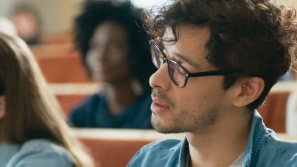 Aula Estudiantes Multiétnicos Escuchando Profesor Escribiendo Cuadernos Estudiar Jóvenes Inteligentes — Vídeos de Stock