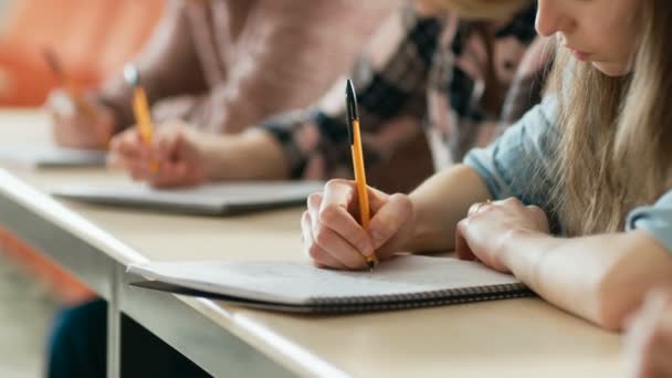 Close Linha Estudantes Escrevendo Nos Cadernos Fazendo Exame Foco Mãos — Vídeo de Stock