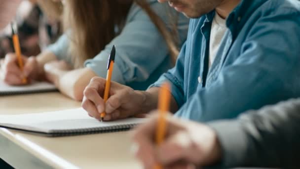 Close Linha Estudantes Escrevendo Nos Cadernos Fazendo Exame Foco Mãos — Vídeo de Stock