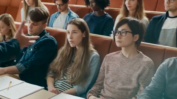 Směřoval Třída Vysokoškolský Profesor Dává Přednášku Učebny Plné Multietnické Studentů — Stock video