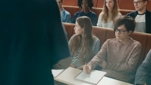 Camera Facing Class Visão Traseira Professor Universitário Aula Para Uma — Vídeo de Stock