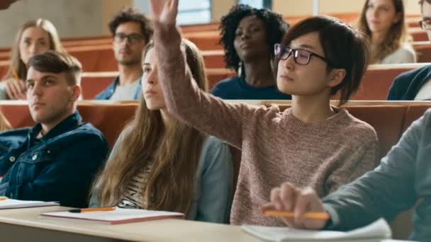 Hörsaal Hebt Ein Smarter Asiatischer Student Die Hand Und Stellt — Stockvideo