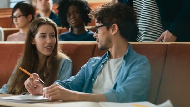 Hörsaal Plaudern Weibliche Und Männliche Studenten Über Eine Vorlesung Junge — Stockvideo