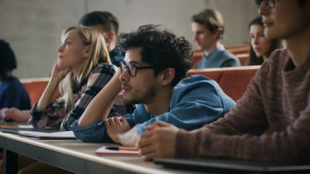 Učebně Někdo Vyvolá Papírové Koule Studenta Zvláštní Okamžik Životě Univerzity — Stock video