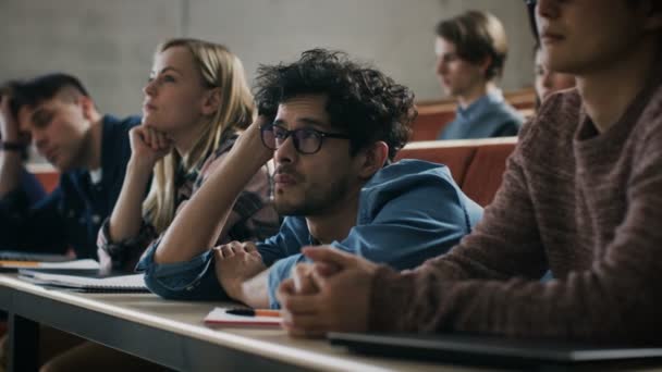 Uttråkad Manlig Student Lyssnar Föreläsning Universitetet Trött Utmattad Och Överarbetad — Stockvideo