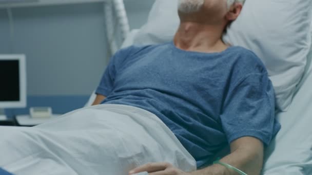 Sjukhuset Senior Patienten Sängen Sover Moderna Sjukhus Geriatrik Ward — Stockvideo