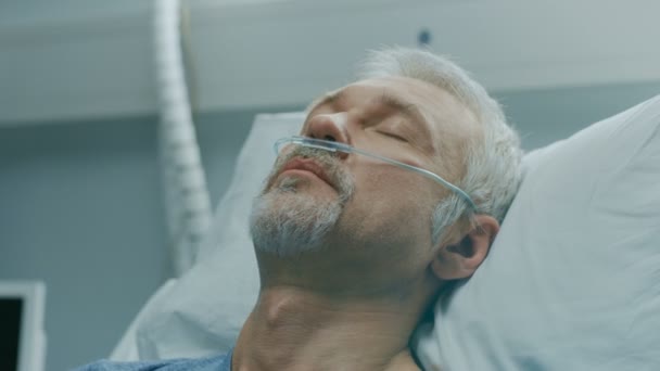 上級に横たわっている患者のベッドでのクローズ アップ映像で眠っています 近代病院の老人病棟 — ストック動画