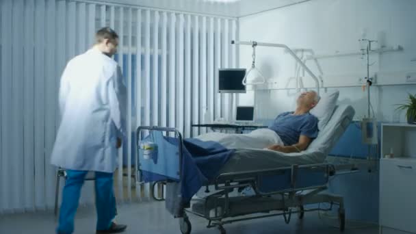 Gyorsított Magas Rangú Beteg Feküdt Ágyban Kórház Geriátriai Osztályon Orvosok — Stock videók